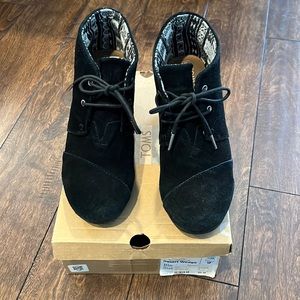 Tom’s wedge booties